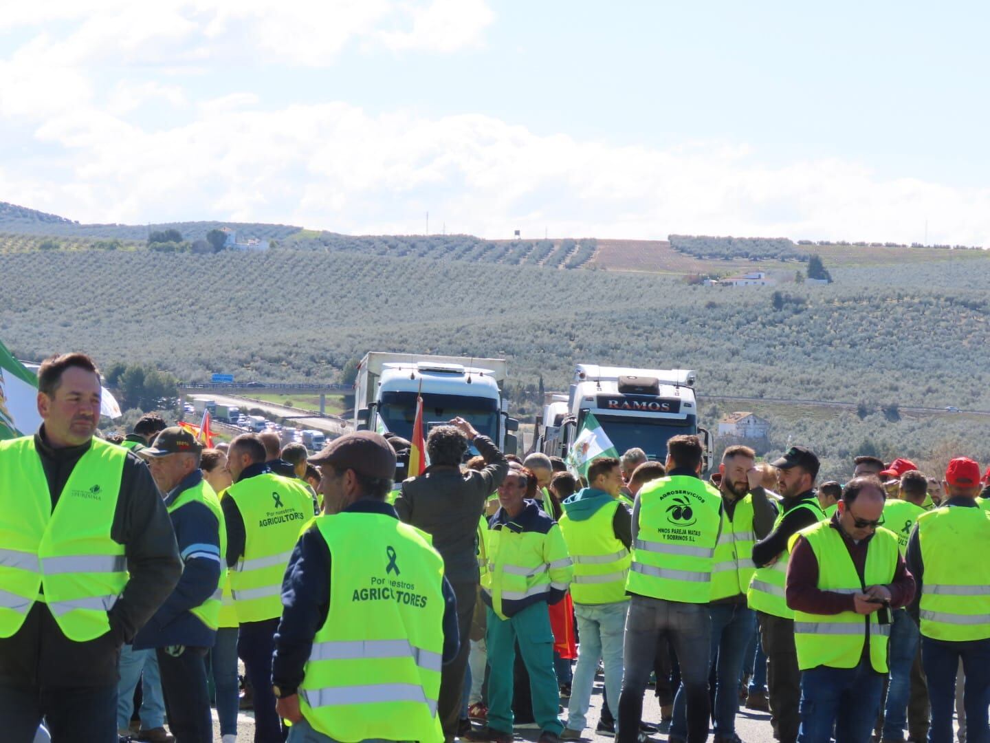 Los agricultores cortando la A-45 en Lucena