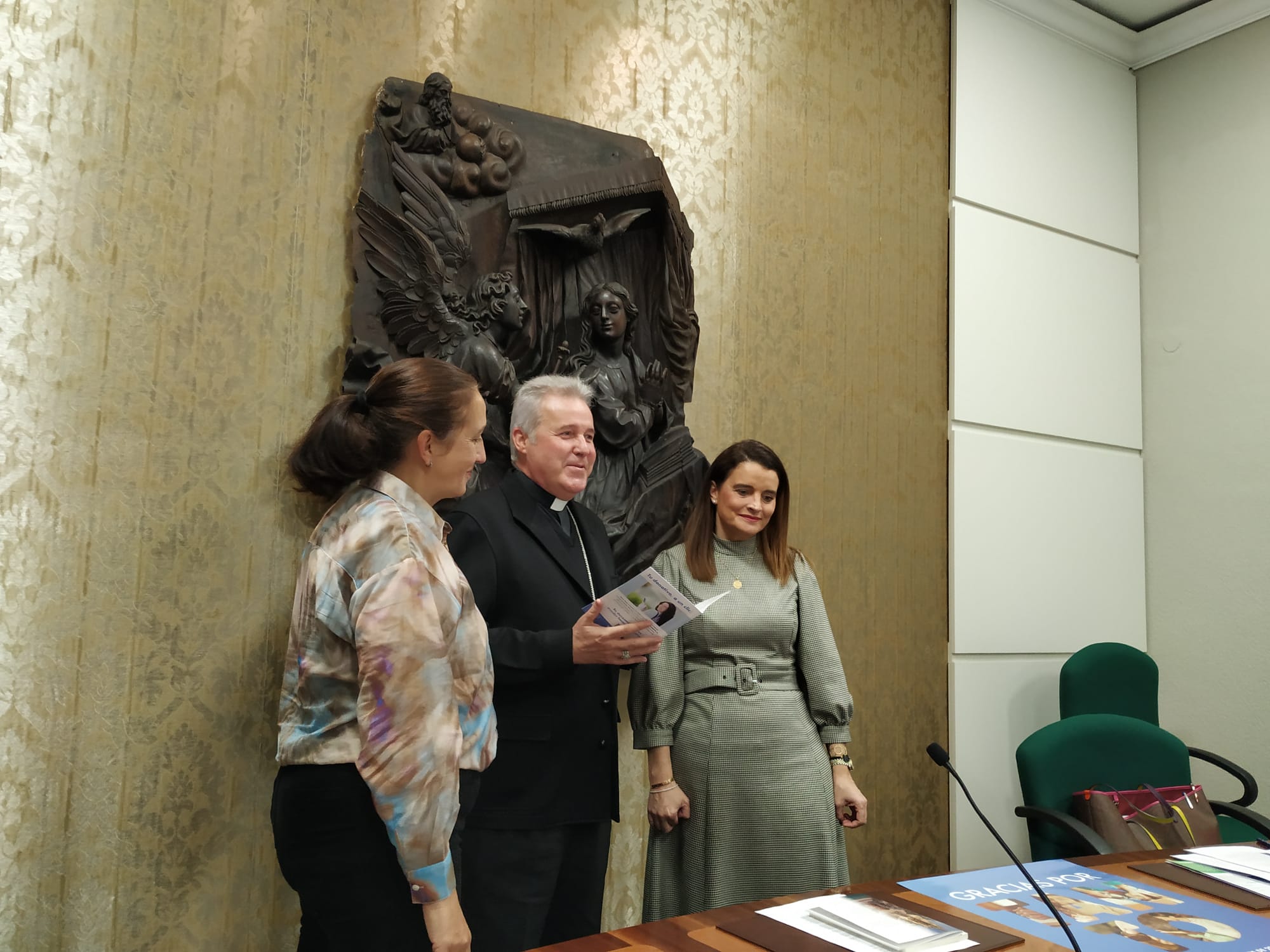 Marta Allende, Mario Iceta y  Mariola Rilova en la presentación de las cuentas de la Archidiócesis de Burgos en 2021