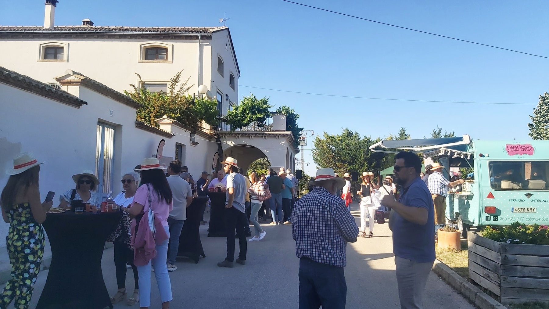 Junto a la masía se han realizado unos breves parlamentos y los asistentes han podido degustar las primeras cerezas alicantinas de esta temporada