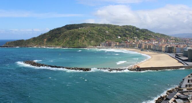 El espigón de la Zurriola, destrazado por el temporal y pendiente de su reparación.