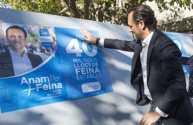 El presidente del PP balear y candidato a la presidencia del Gobierno, José Ramón Bauzá, realiza la pegada simbólica de carteles.