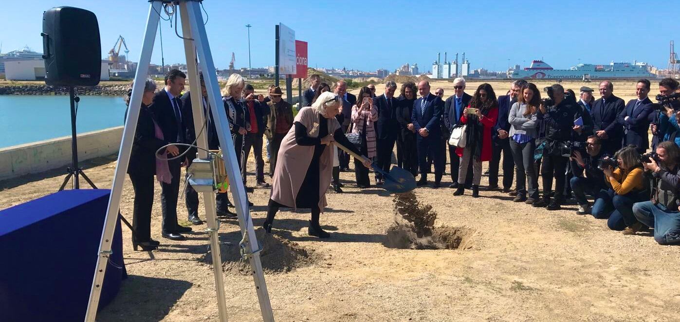 Teófila Martínez en la colocación de la primera piedra de la segunda fase de la Nueva Terminal de Contenedores