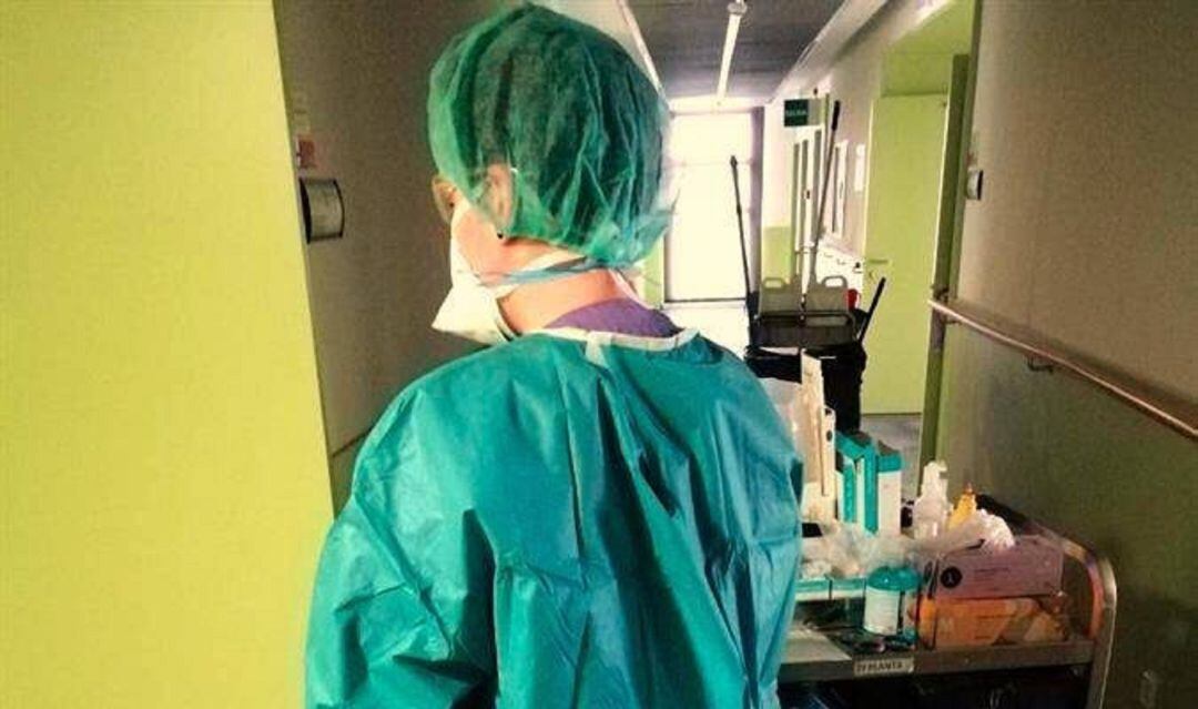 Sanitaria trabajando en un hospital