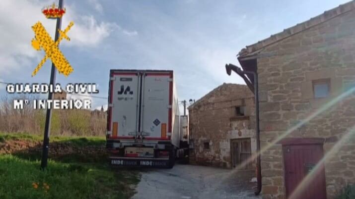 Camión atascado en la localidad navarra de Senosiáin