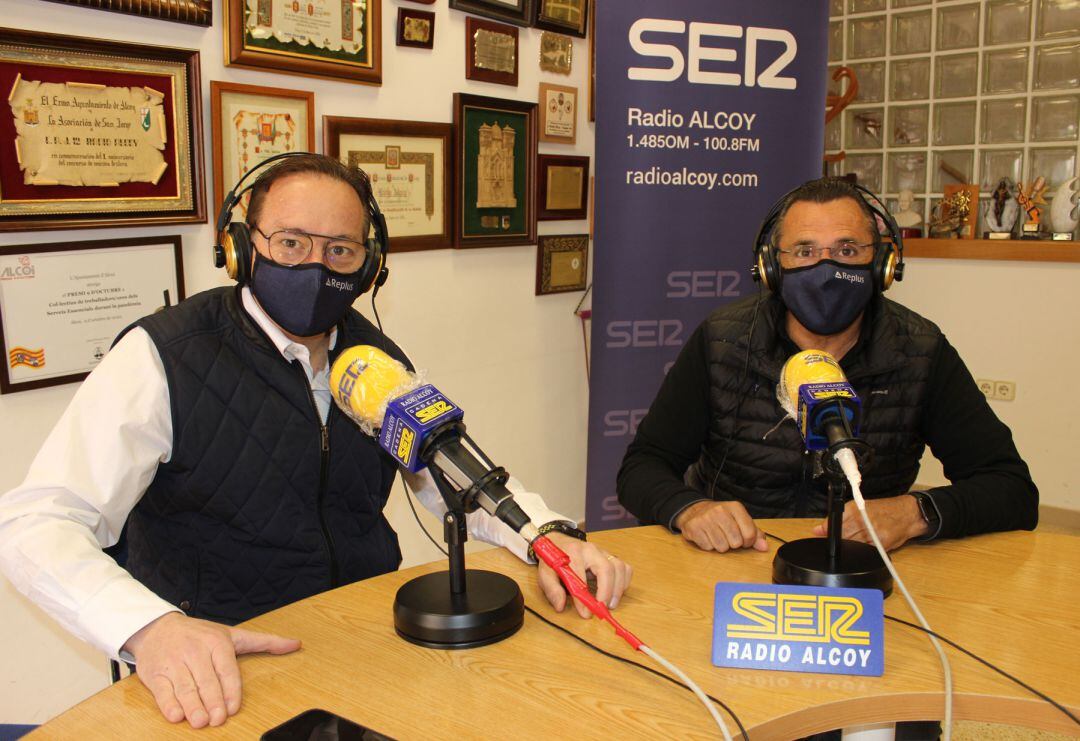 Juan Miguel Cantó, director comercial de Replus, y Juan Valero, gerente de Renovavent, en los estudios centrales de Radio Alcoy