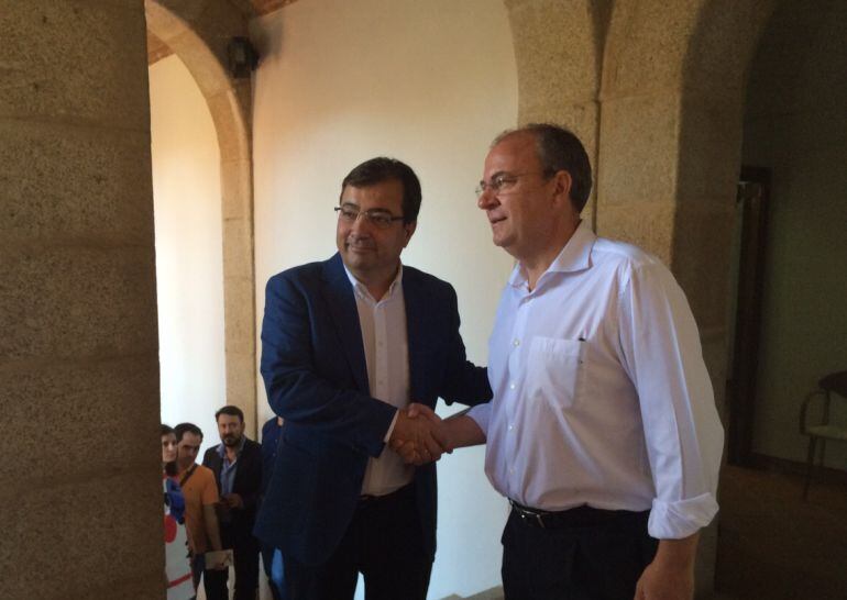 Guillermo Fernández Vara y José Antonio Monago se dan la mano antes de comenzar el traspaso