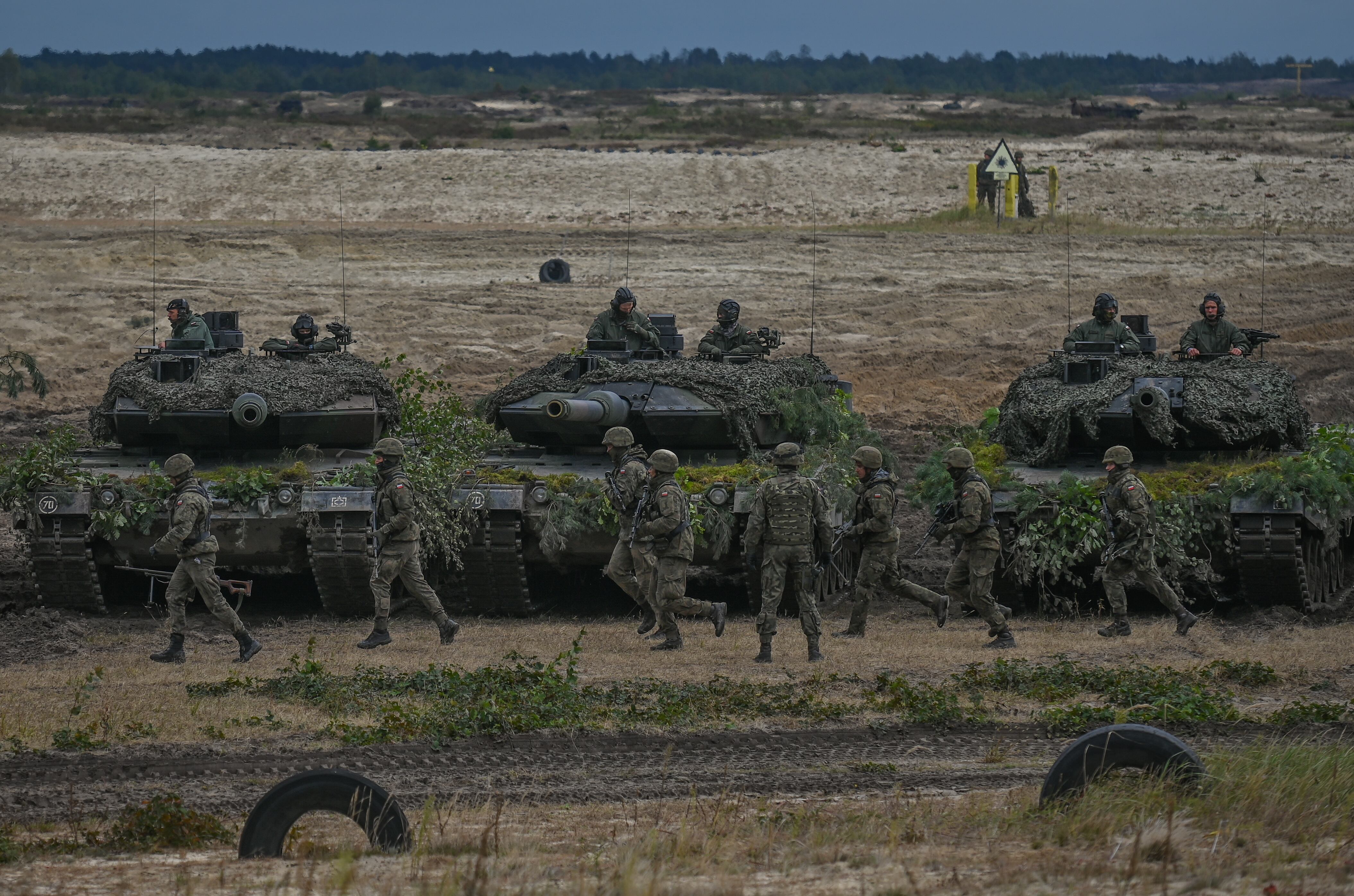 El tanque Leopard alemán utilizado por el ejército polaco en el campo de entrenamiento en Nowa Deba el 21 de septiembre de 2022