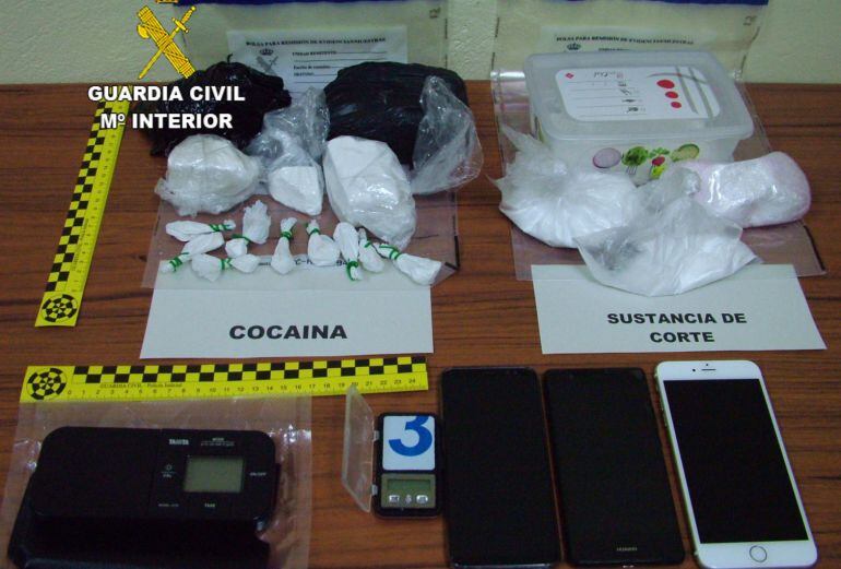 Algunos de los efectos localizados por la Guardia Civil durante esta operación