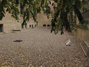 Bajo estas piedras cultivaba su huerto el doctor Bastero Lerga