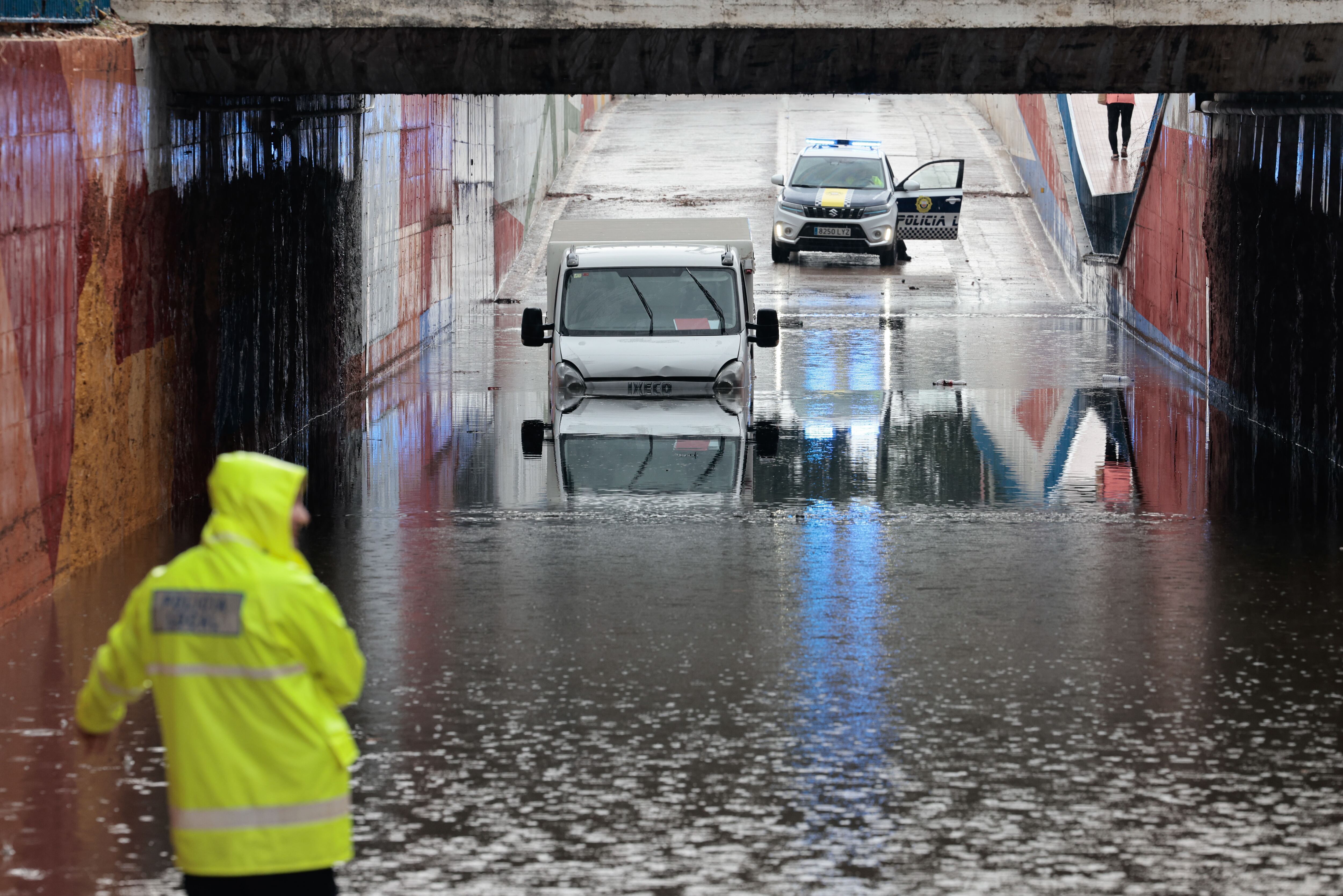 Imagen de una vía anegada este jueves en Algemesí (Valencia) tras las lluvias torrenciales de esta madrugada, que han dejado más de 200 litros por metro cuadrado en el municipio