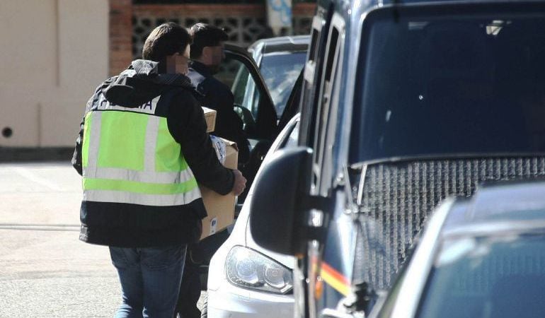 Agentes sacan cajas de la vivienda registrada en la urbanización Colonia San Miguel de la localidad gaditana de Algeciras, dentro de la macrooperación antidroga &quot;Mito&quot;. 