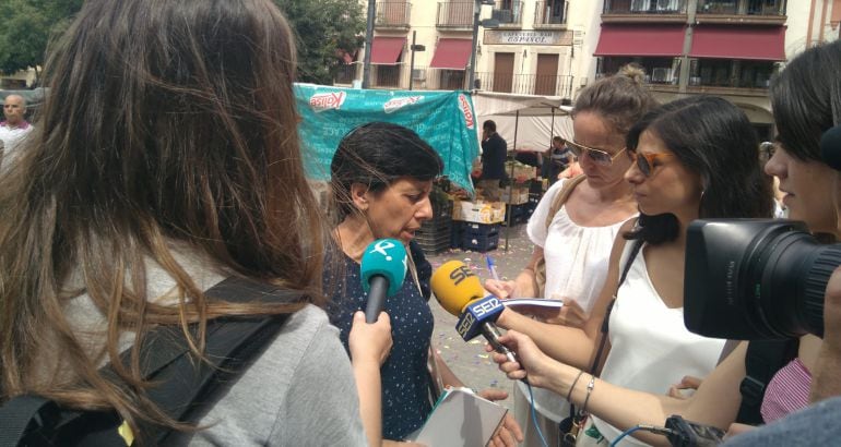 Sonia Eleno atiende a los medios de comunicación en la Plaza Mayor 