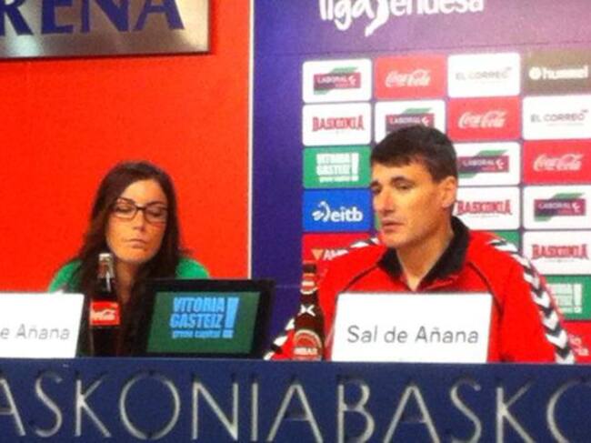 Velimir Perasovic en la rueda de prensa previa al partido de Estudiantes.