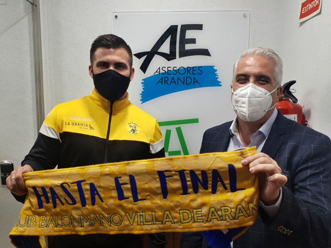 Julián Souto (i) junto a José Ramón Nogales, gerente de Tecnilab, en cuyas instalaciones se ha realizado la presentación del jugador argentino.