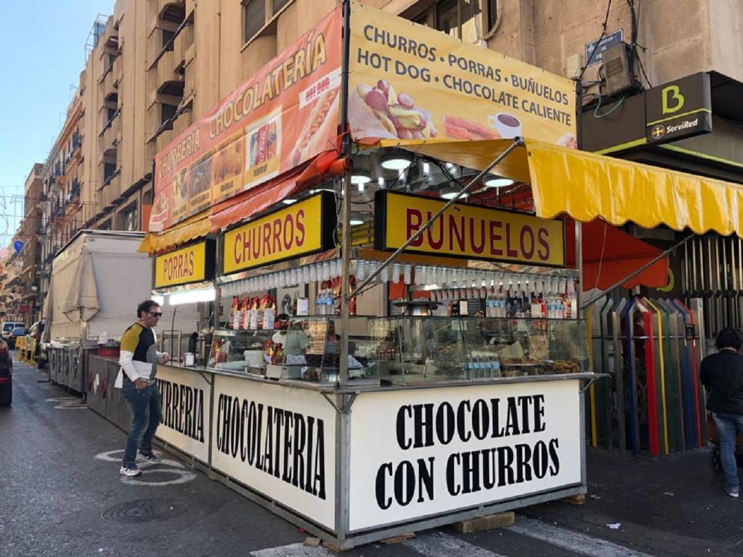 Puesto de churros en una céntrica calle de Valencia