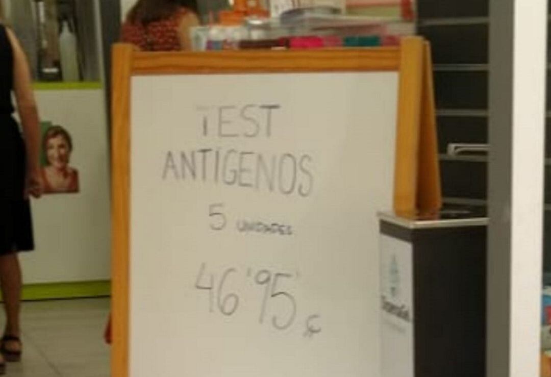 Una farmàcia anuncia la realització de tests d'antigens