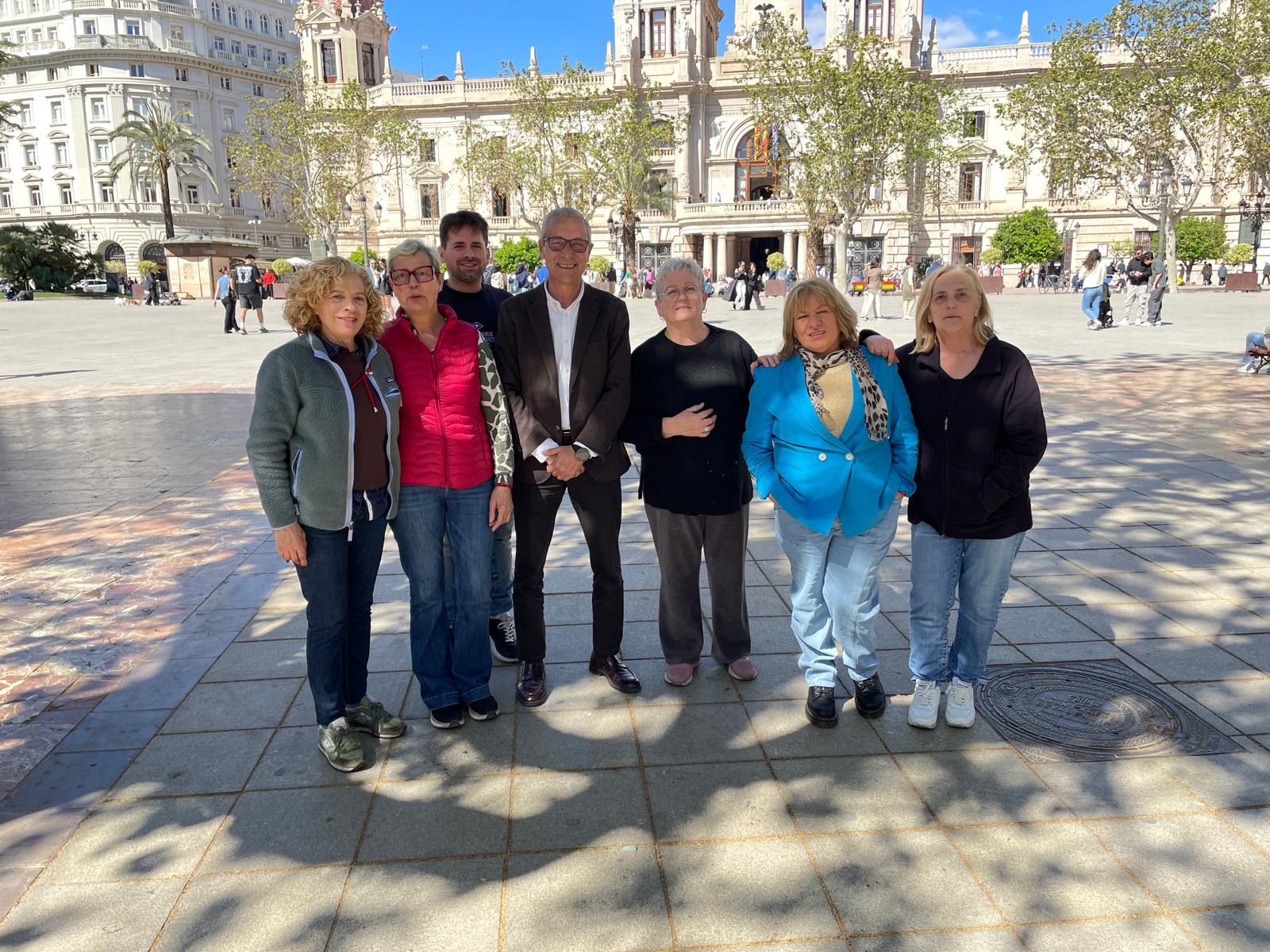 El concejal Santiago Ballester junto a algunos floristas de la plaza del Ayuntamiento
