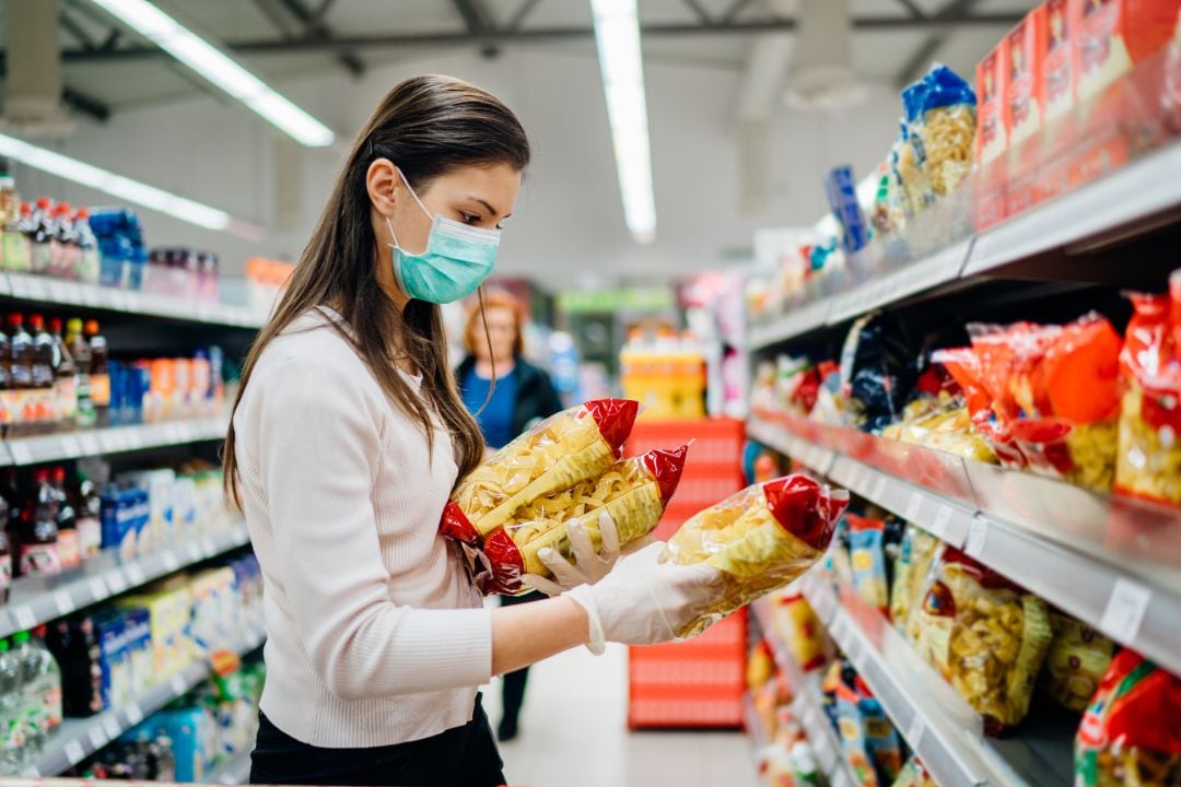 Consumidora comprando en el supermercado durante la pandemia por COVID-19