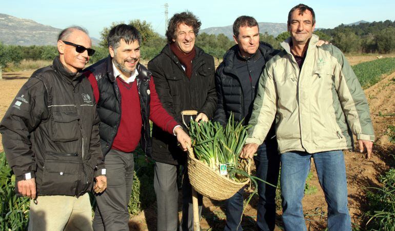 Robert Fernández, exjugador del Barça, al centre de la imatge amb l'alcalde de Valls, Albert Batet.