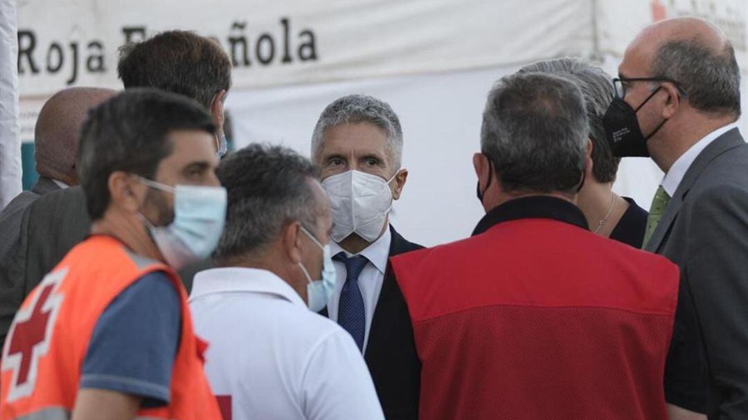 El ministro del Interior, Fernando Grande Marlaska, en el muelle de Arguineguín durante su última visita a Canarias