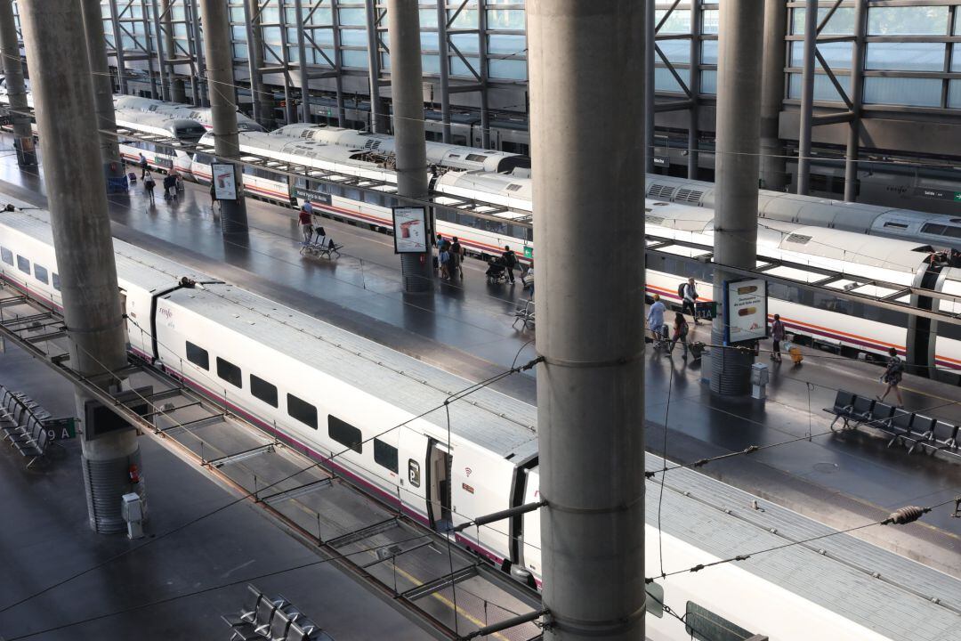 Vista de trenes en la estación de tren Puerta de Atocha de Madrid durante la primera de las cuatro jornadas de paros parciales de Renfe a los que el sindicato CGT ha convocado a los trabajadores de la compañía, que coincide con uno de los principales días