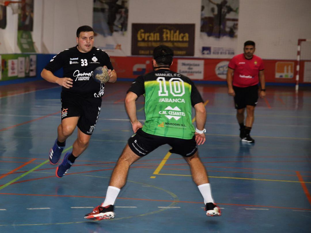 Cristian Luján jugando en el pabellón de Titerroy.