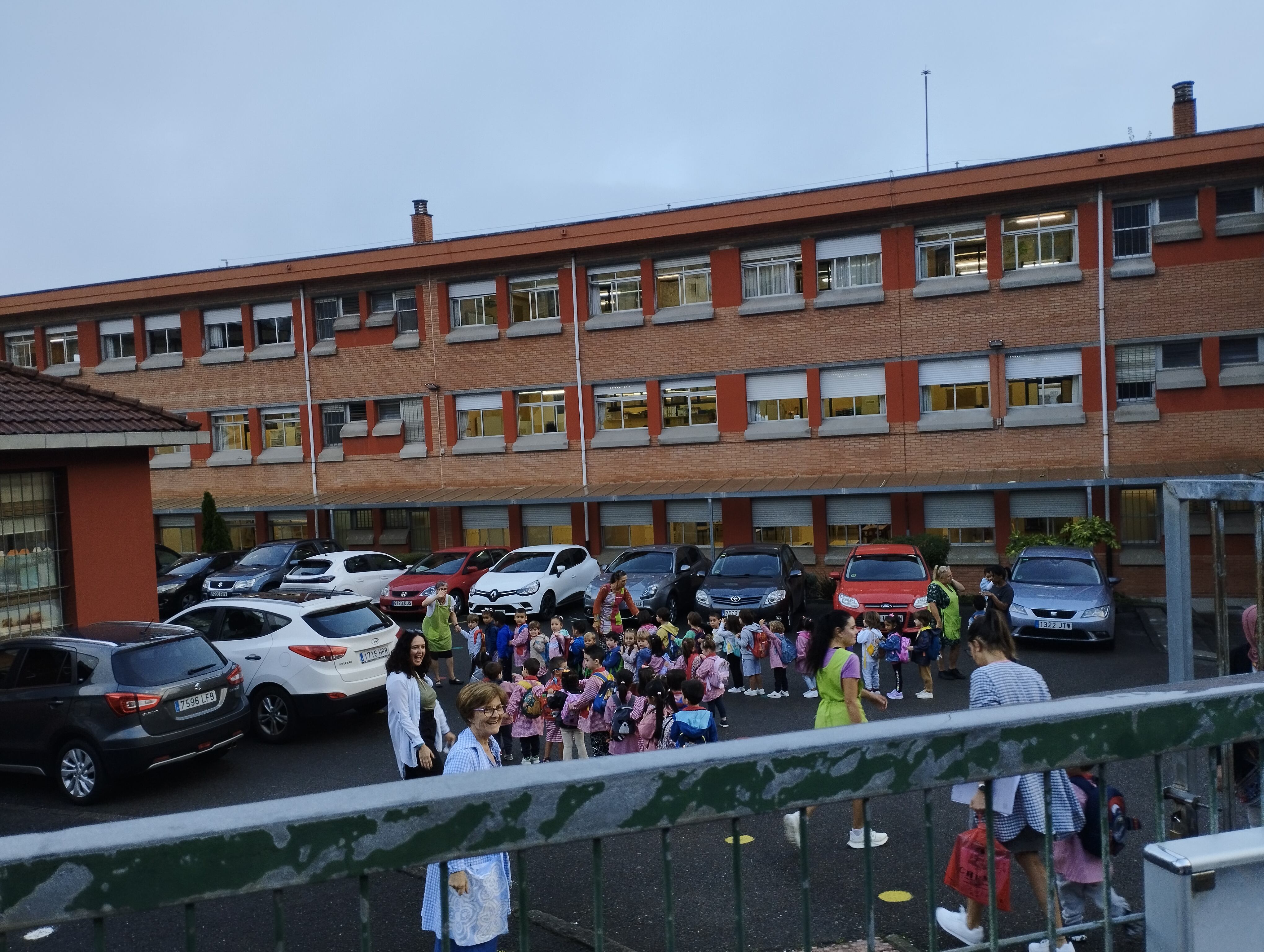 Los alumnos de Infantil entran a clase en el inicio del curso escolar, este lunes, en el Colegio &quot;La Ería&quot; de Oviedo.