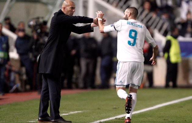 Benzema saluda a Zidane después de marcar su primer gol