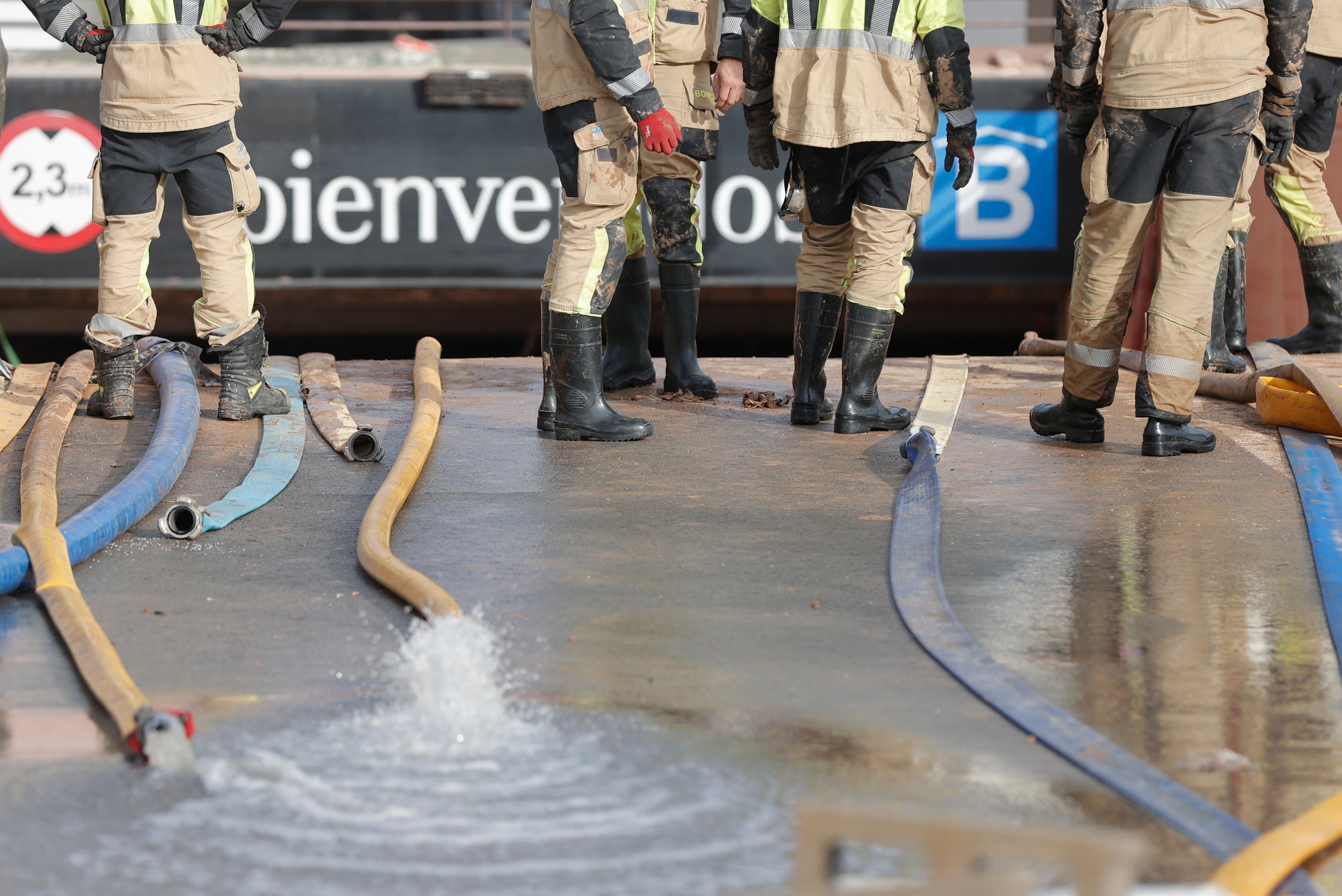 -FOTODELDÍA- VALENCIA, 03/11/2024.- Efectivos del cuerpo de Bomberos extraen agua del parking subterráneo del Centro Comercial Bonaire para poder acceder a los coches aparcados, este domingo. EFE/Manuel Bruque
