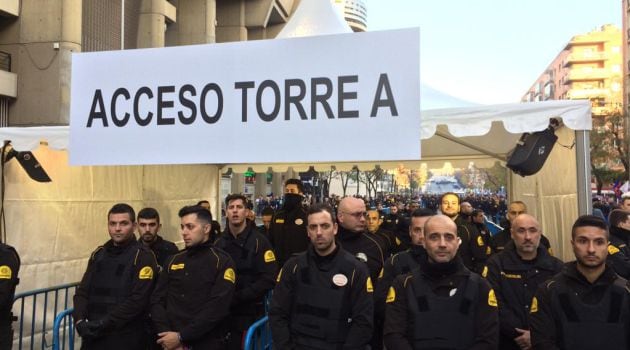 Miembros de la seguridad del Bernabéu, preparados para ayudar a que todo se desarrolle de la mejor manera posible durante la final