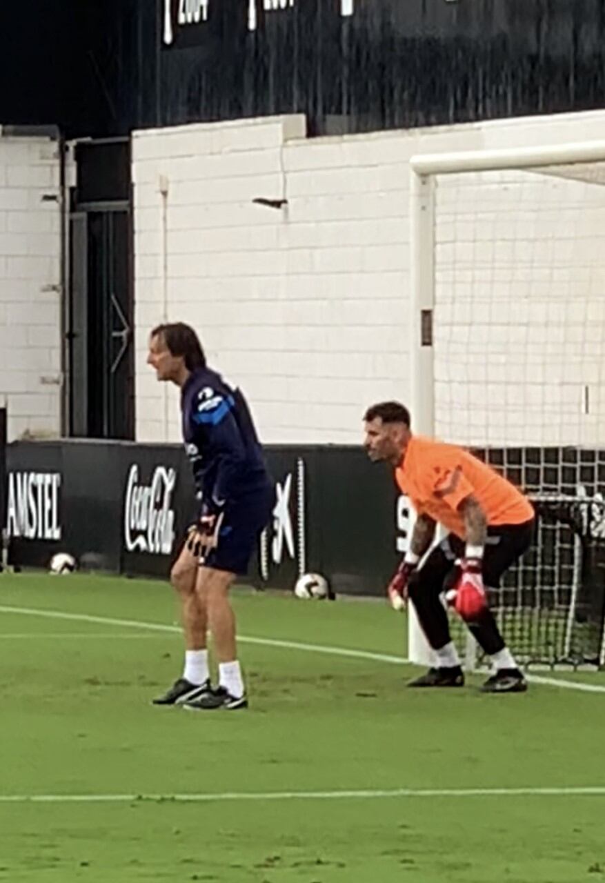 Iago Herrerín, en un entrenamiento con el Valencia.