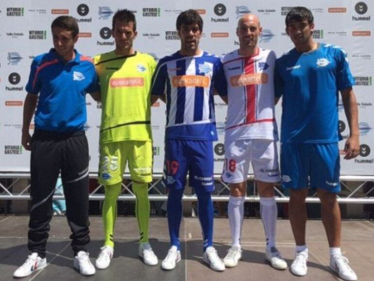 Sergio Llamas, Pau Torres, Manu García, Toquero y Einar posan con las equipaciones para la temporada 2015/16