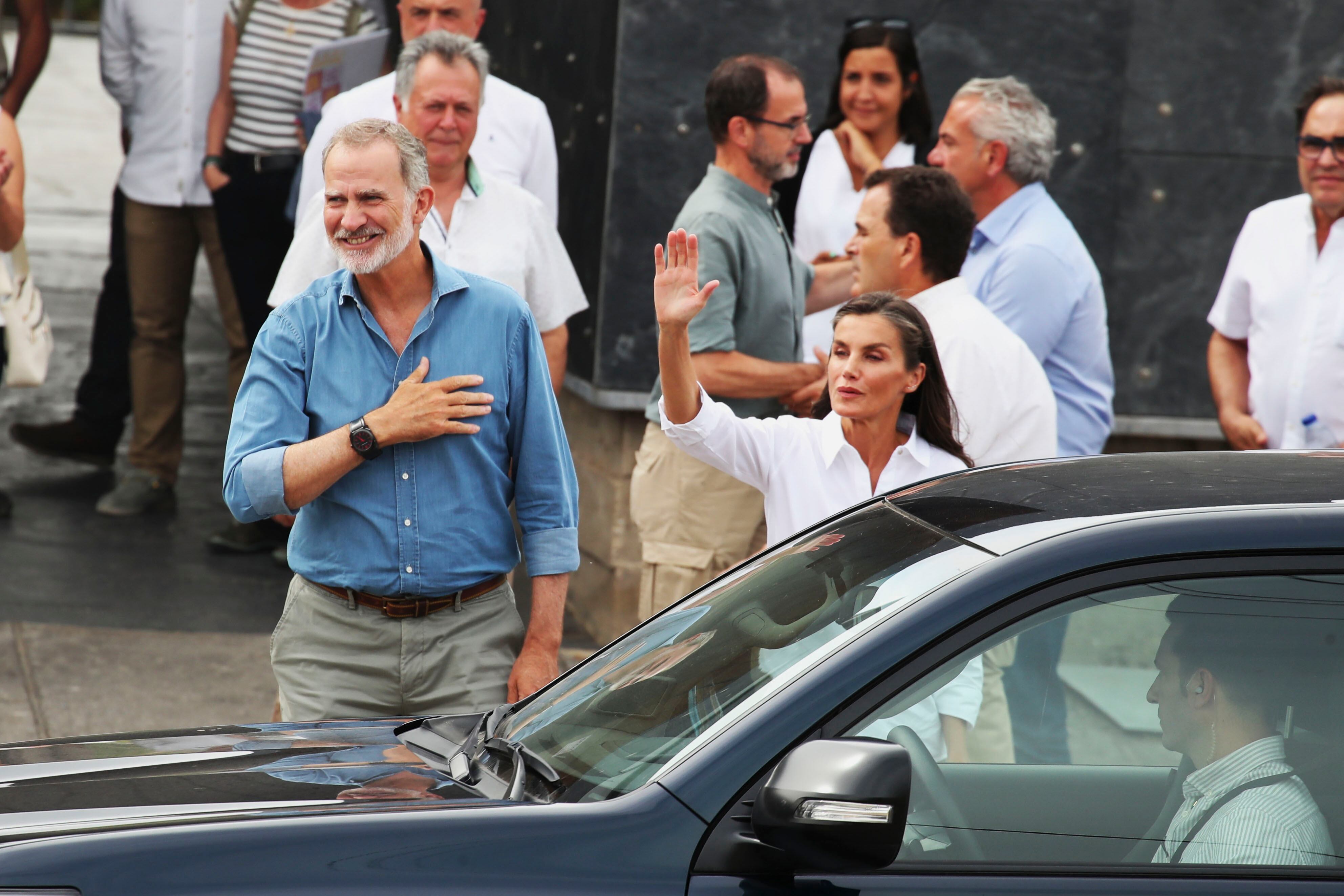 CARUCEDO (LEÓN), 27/08/2025.- Los reyes Felipe (i) y Letizia (d) visitan este miércoles el mirador de Orellán, en León, donde han contemplado los daños ocasionados por el fuego en el Parque de Las Médulas. Felipe VI ha hecho este miércoles un llamamiento a la colaboración para superar las consecuencias de los incendios forestales que han asolado este agosto amplias zonas del noroeste de España, especialmente León, Zamora y Ourense, y ha reconocido que "hay mucho que hacer" para ayudar a los habitantes de estos territorios y recuperar su economía. EFE/ Ana F. Barredo