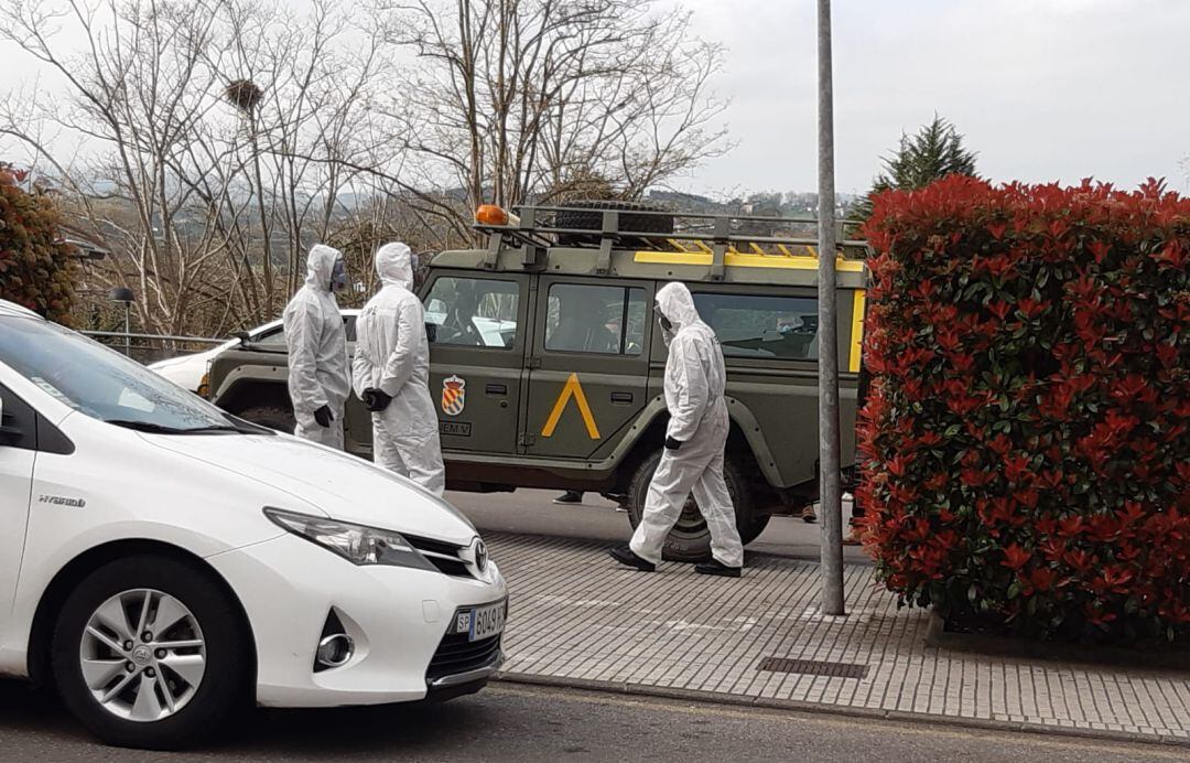 Miembros del Ejército supervisan la zona de Cabueñes durante la primera ola. 