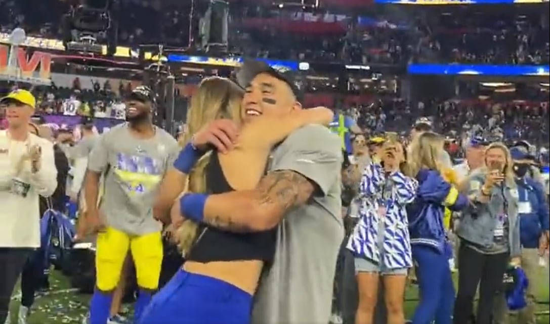 Taylor Rapp se abraza con su futura esposa tras ganar la Super Bowl