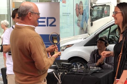 Juncal Izagirre, delegada de cultura de Irún, entrega el premio a Xabi Gezala, que ha recogido el premio en nombre de Ion Areitio.