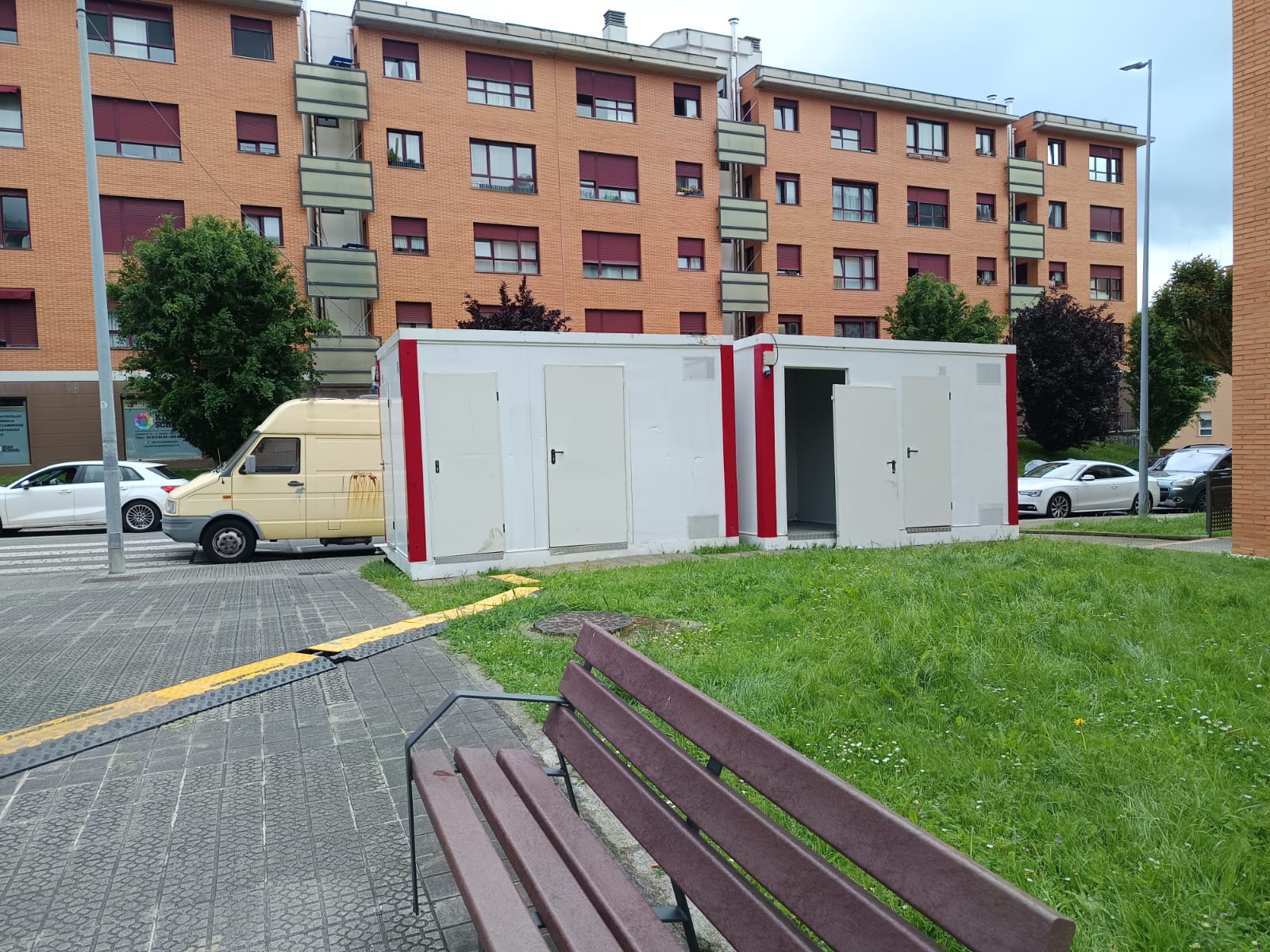 El Ayuntamiento de Muskiz ha instalado módulos de baño para los afectados por el incendio en el garaje comunitario de Artekale. / Eneko Caballero