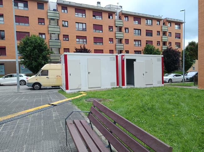 El Ayuntamiento de Muskiz ha instalado módulos de baño para los afectados por el incendio en el garaje comunitario de Artekale. / Eneko Caballero