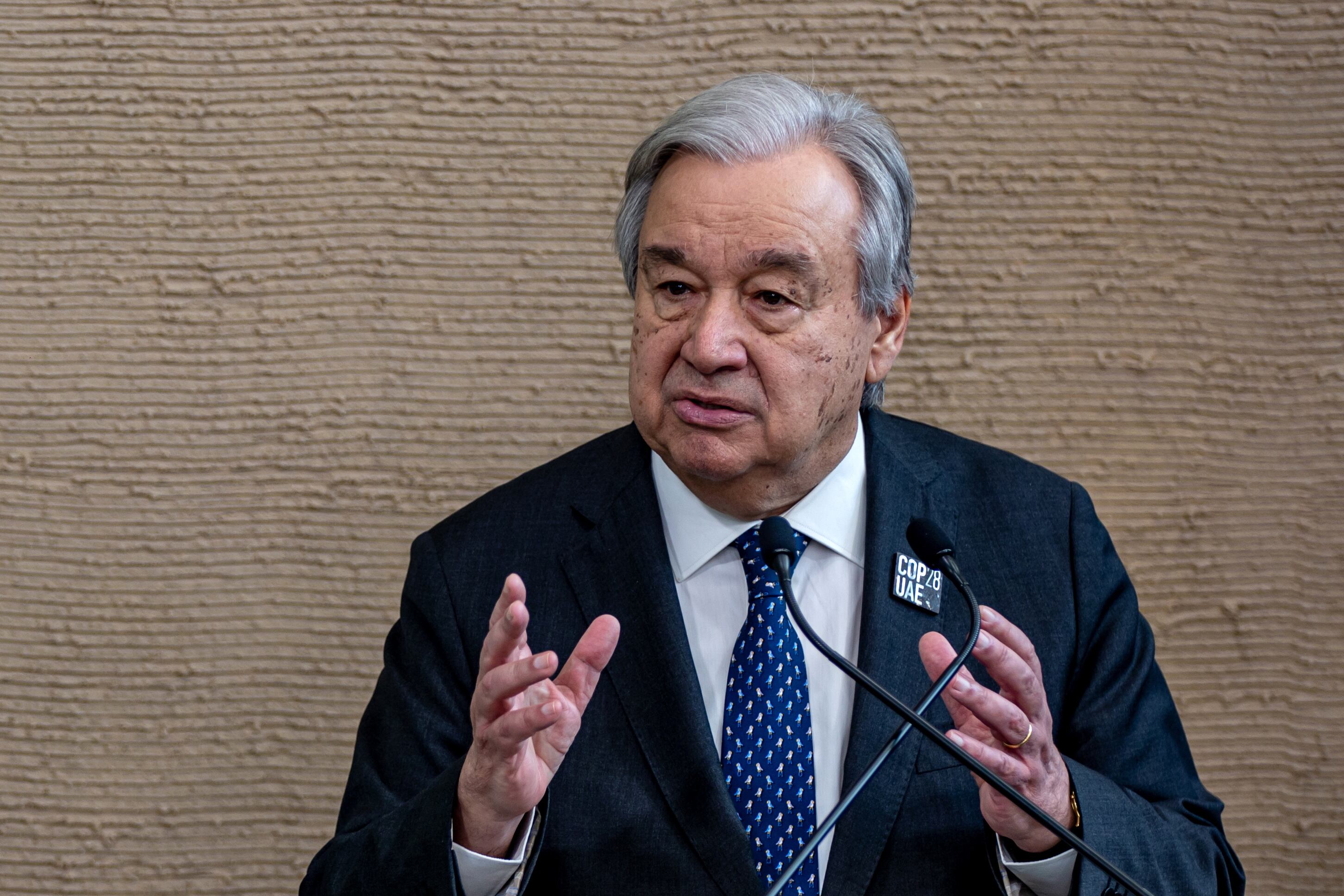 El Secretario General de las Naciones Unidas, Antonio Guterres, habla con periodistas durante la Conferencia de las Naciones Unidas sobre el Cambio Climático (COP28) de 2023, en Dubai, este lunes