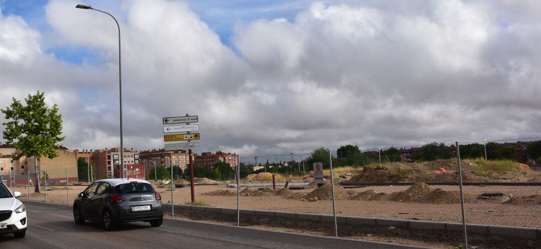 Imagen de la zona donde se ubicará la residencia junto a la carretera de Valencia