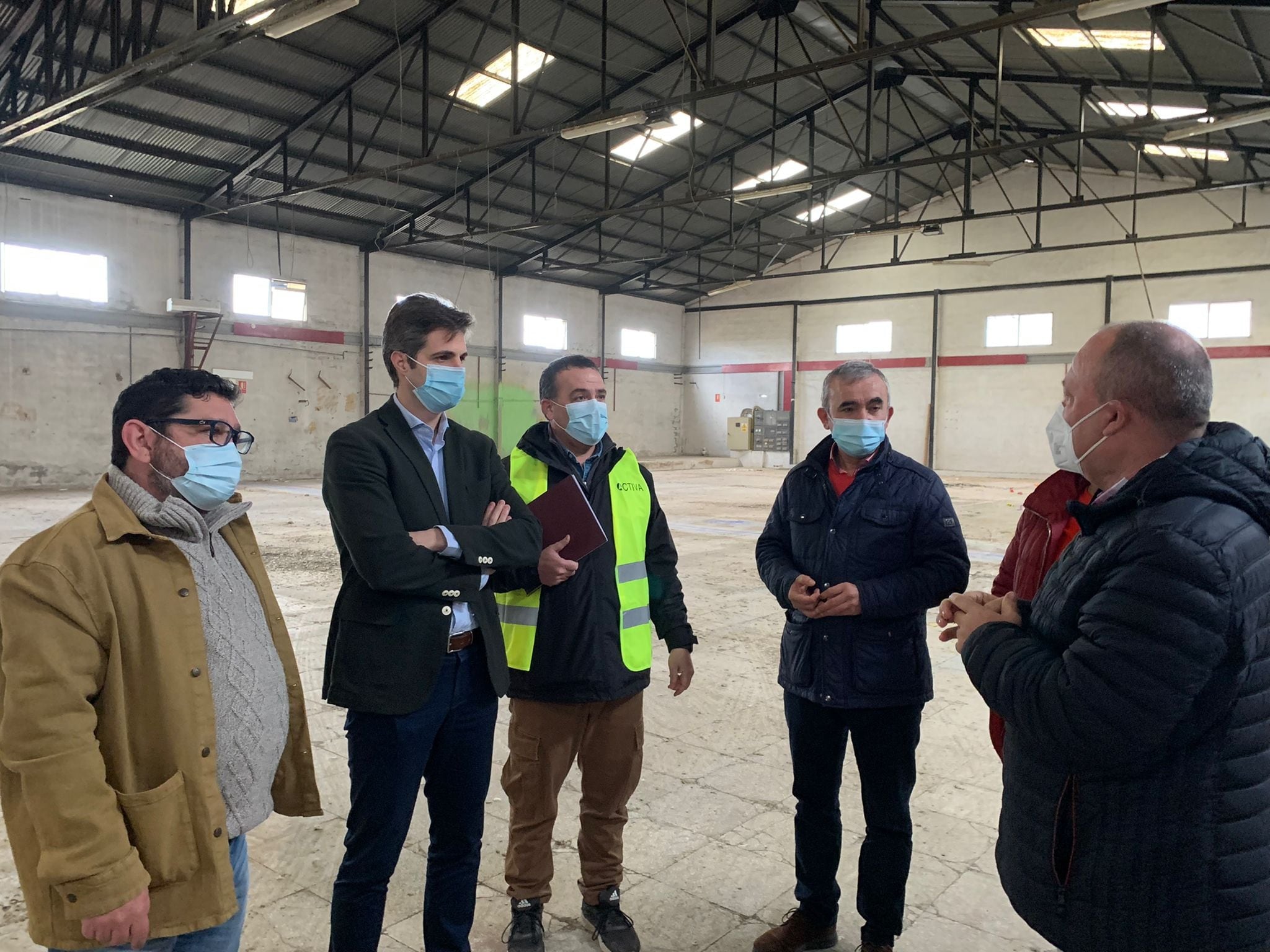 Visita del diputado de Empleo, Luis Carmona, y el alcalde de Mengíbar, Juan Bravo, a las obras del centro de emprendimiento.