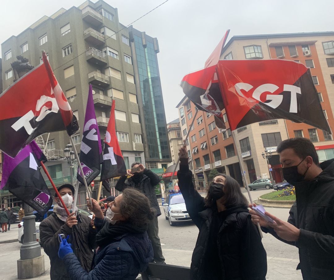 Los trabajadores y representantes de la CGT protestaron en la plaza de Lazúrtegui de Ponferrada por los despidos de Bierzo Abierto