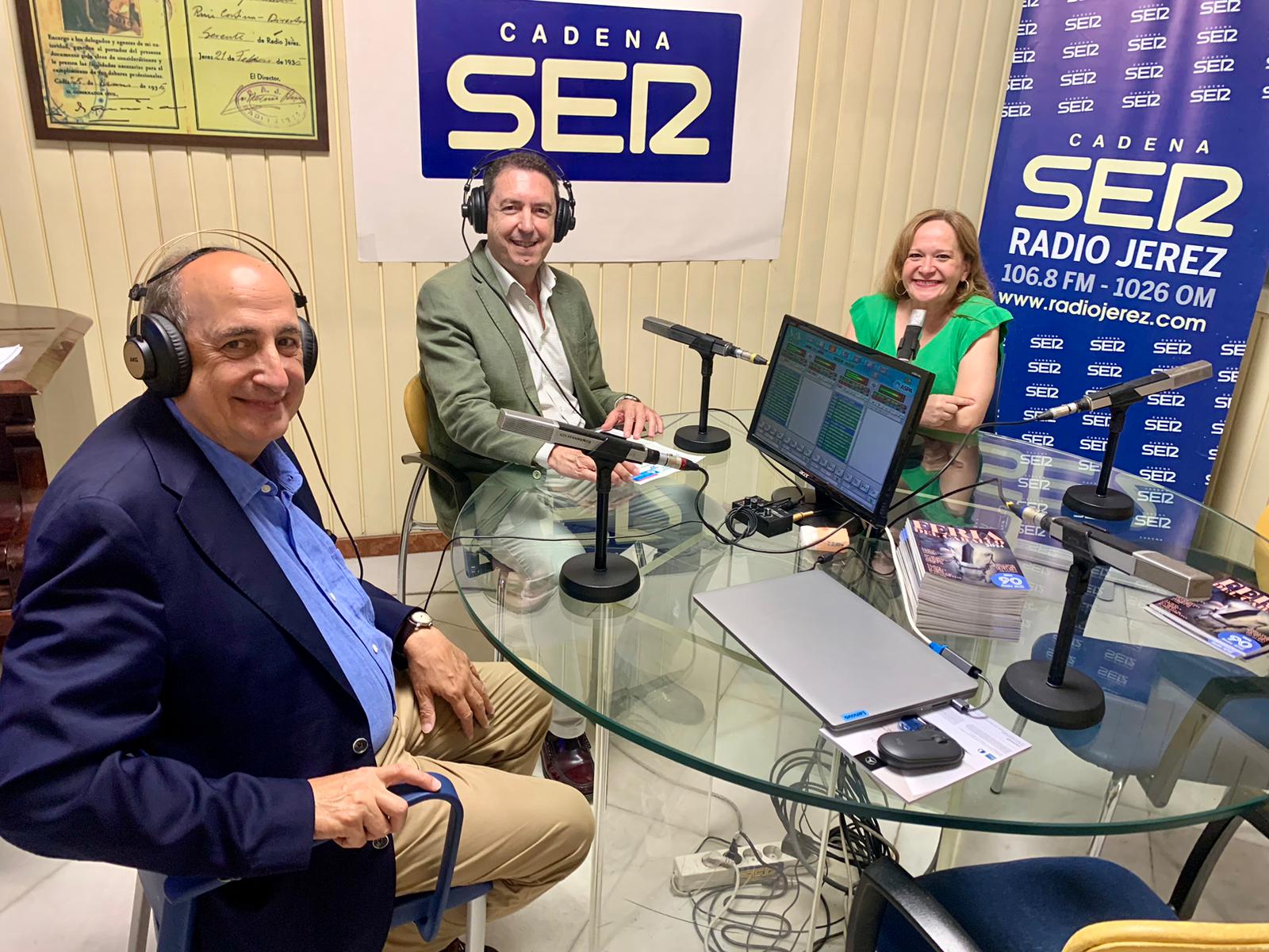 Profesor Luis Salvador-Carulla, Psiquiatra y catedrático de discapacidad y salud mental de la Universidad de Camberra, Australia, Dr. Juan Carlos Durán, director médico del Hospital San Juan Grande, geriatra y organizador de esta jornada médica y Mabel Morcillo de Radio Jerez