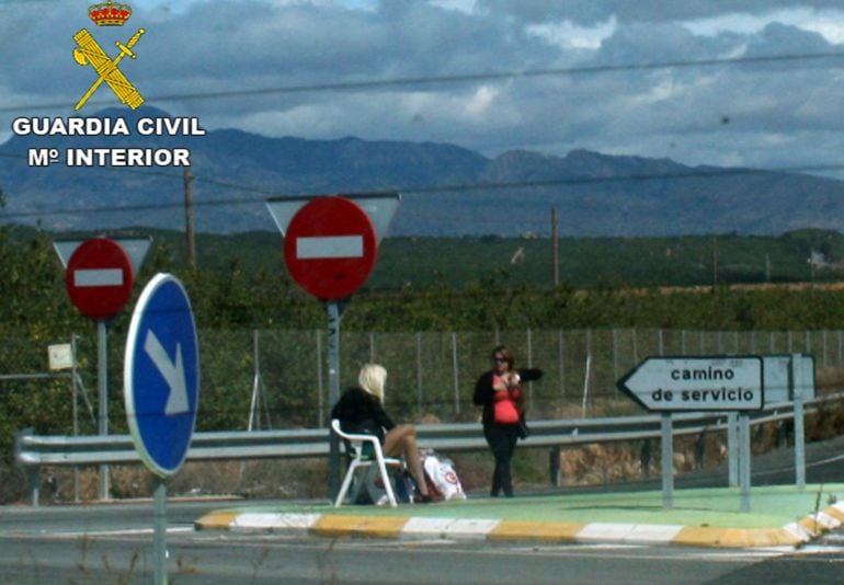 Prostitutas en una carretera junto a la huerta de Murcia