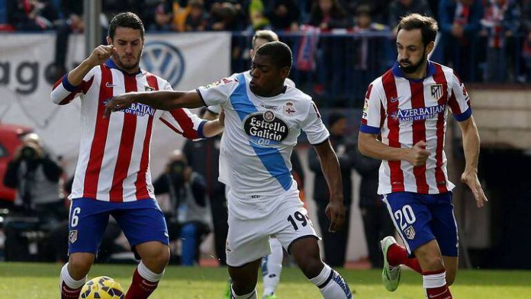 Iván Cavaleiro pelea un balón con Jorge 'Koke' Resurrección