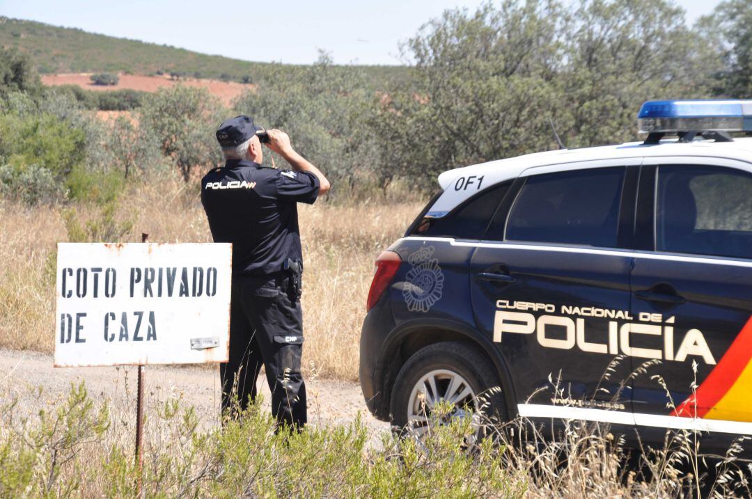 Imagen de archivo de una patrulla de la Policía Nacional en un coto de caza 