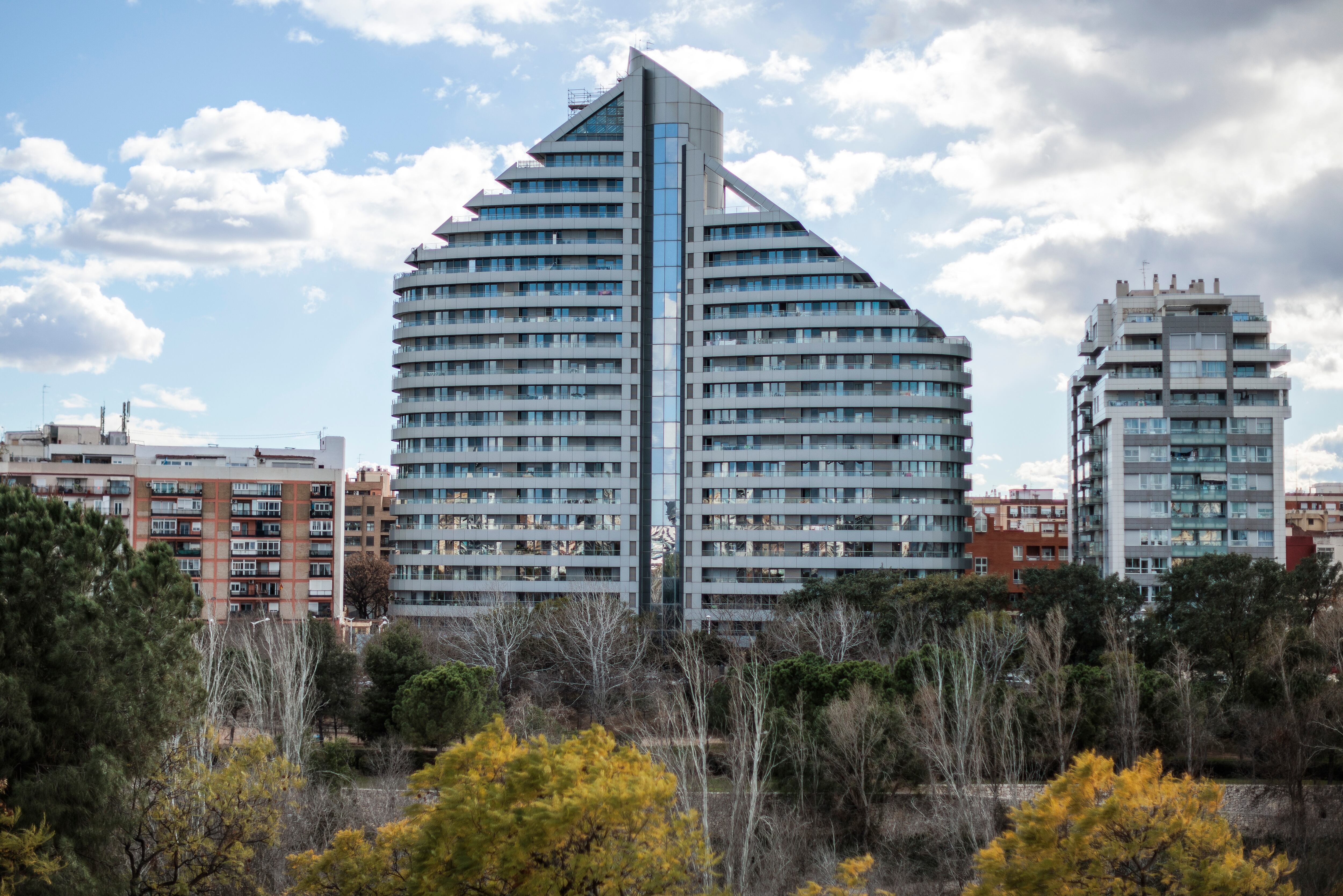 El edificio Navis de Mislata (Valencia), en la imagen, dispondrá de un informe que determinará el sistema constructivo de la fachada y si los materiales utilizados en su construcción son iguales o similares a los del edificio incendiado del barrio valenciano de Campanar que ha dejado 10 muertos y 15 heridos.