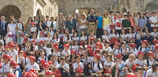 Foto de familia de la INfanta con los niños