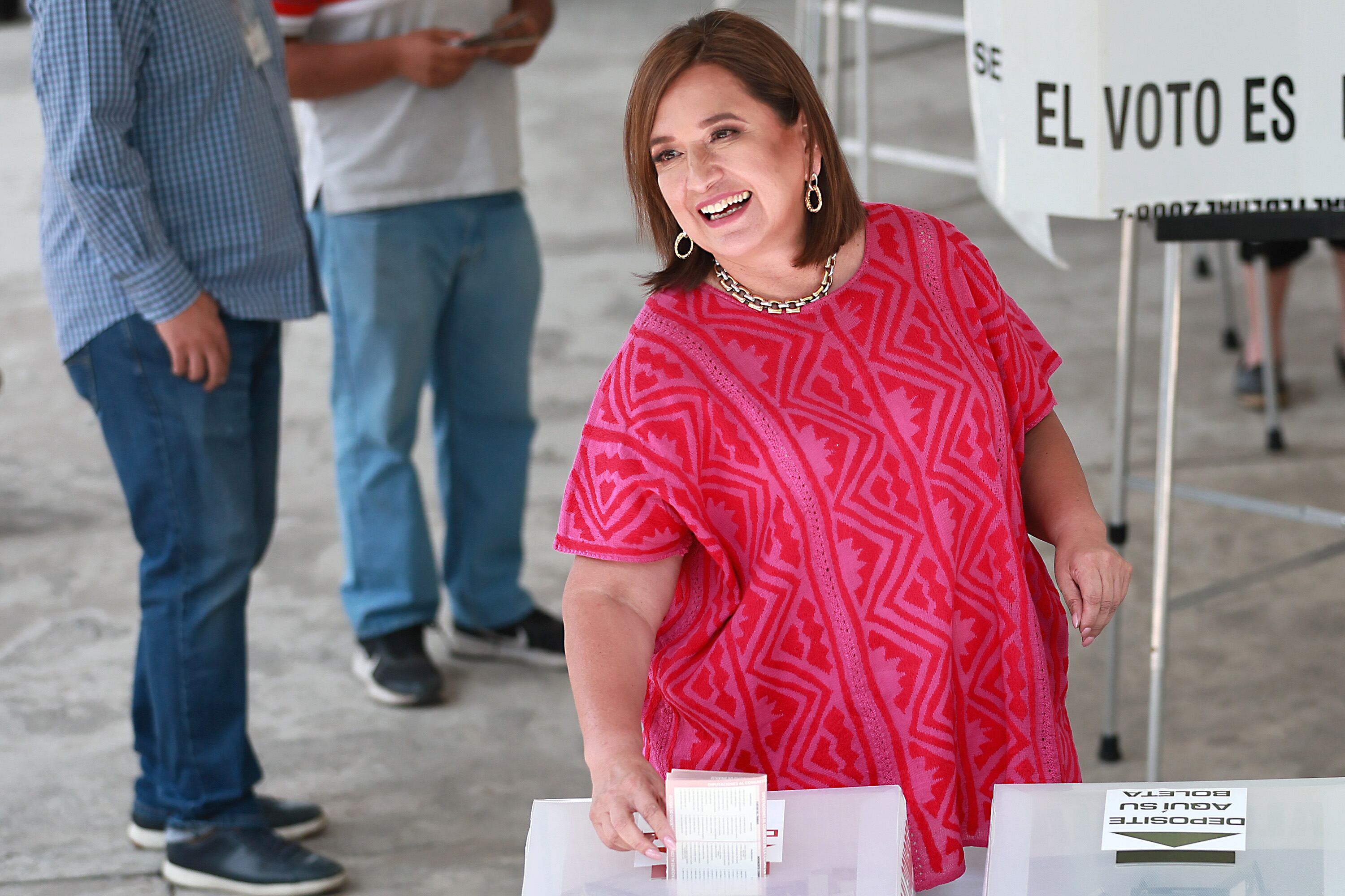 Xóchitl Gálvez votando.