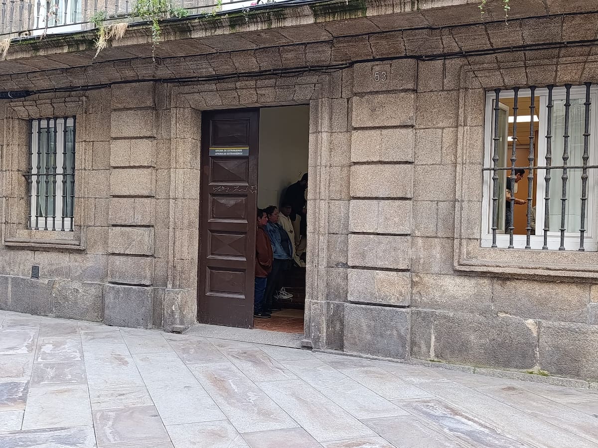 Migrantes en A Coruña inician su regularización en el primer día de la atención presencial